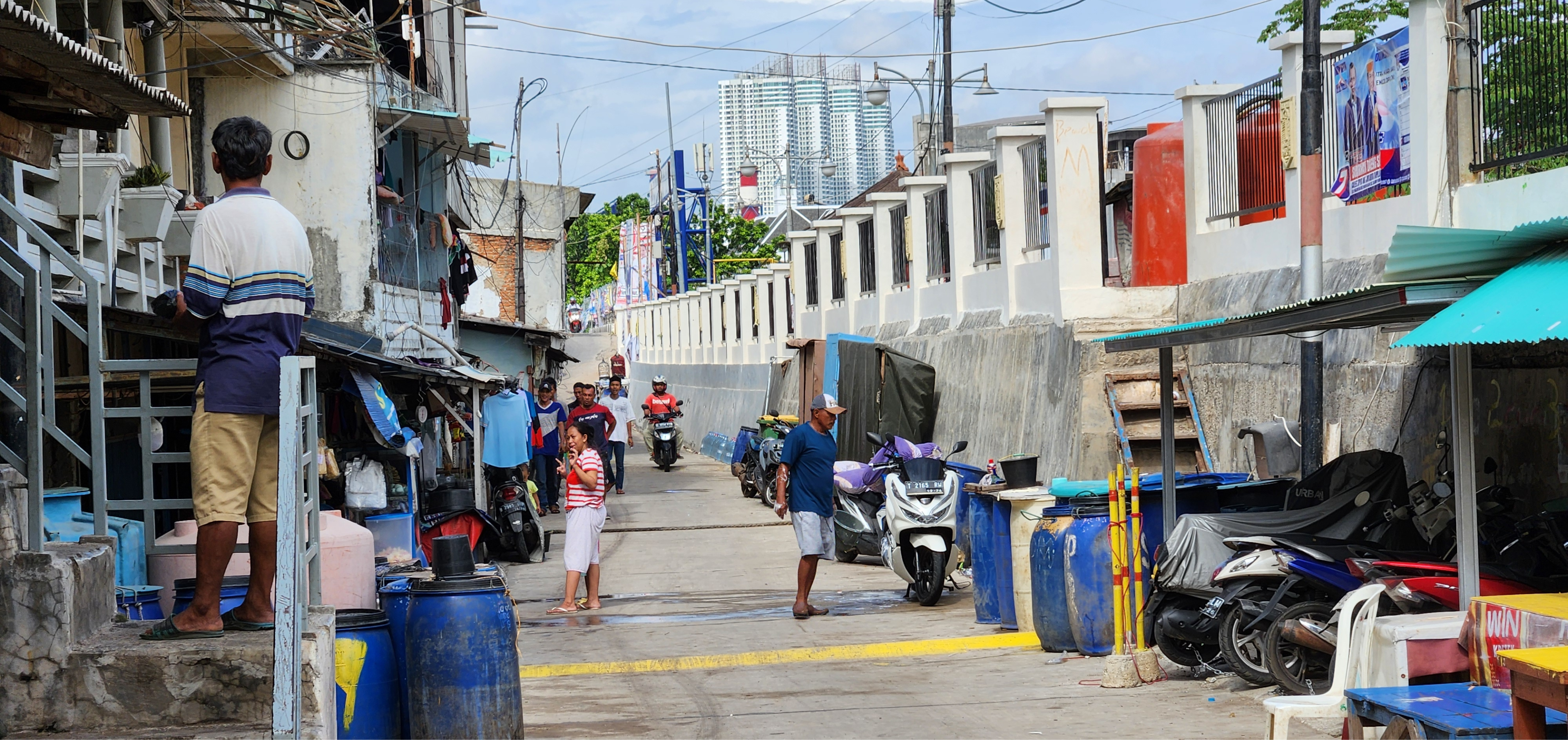 Sinking of the city is visible along this street, the right side is higher than the left