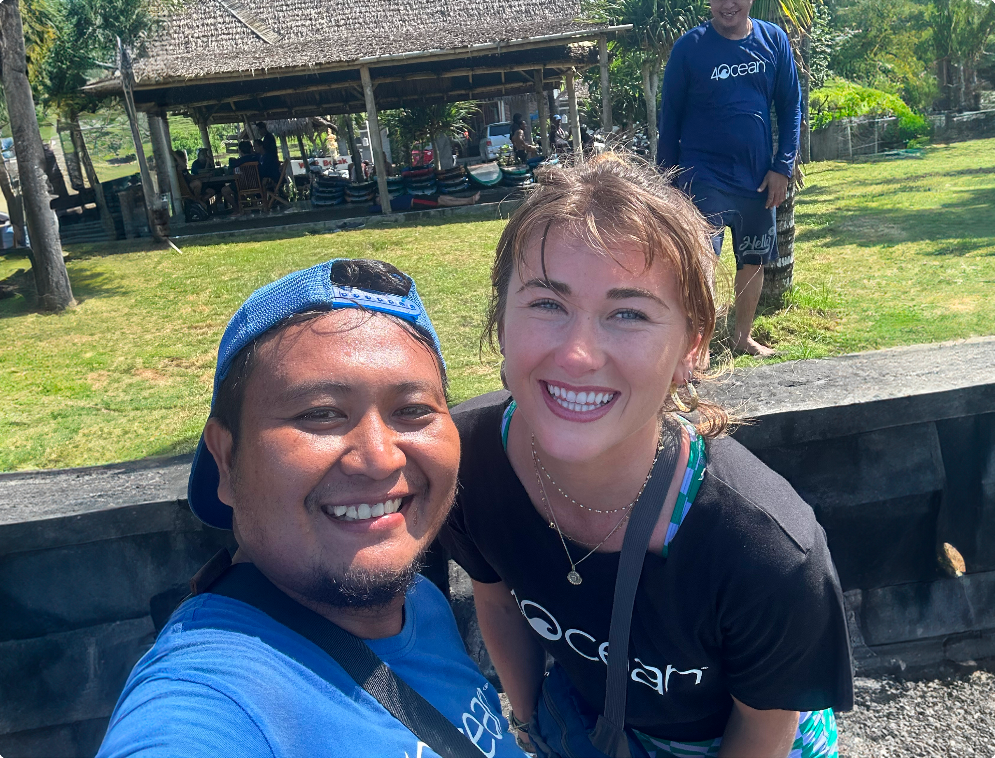Selfie of Reyanne and a 4ocean volunteer.
